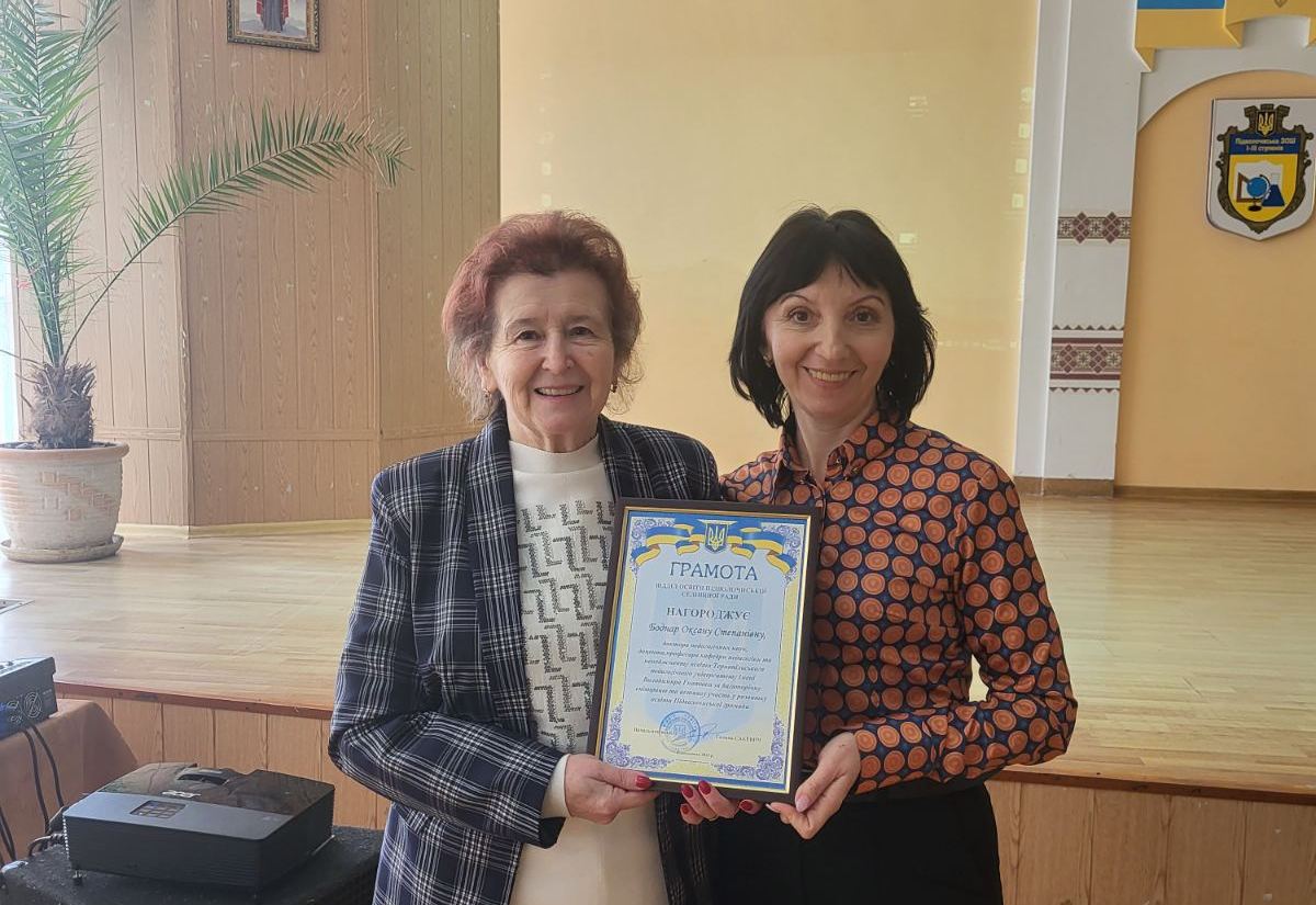 Начальник відділу освіти Сакевич Галина вручає О.Боднар грамоту за багаторічну співпрацю